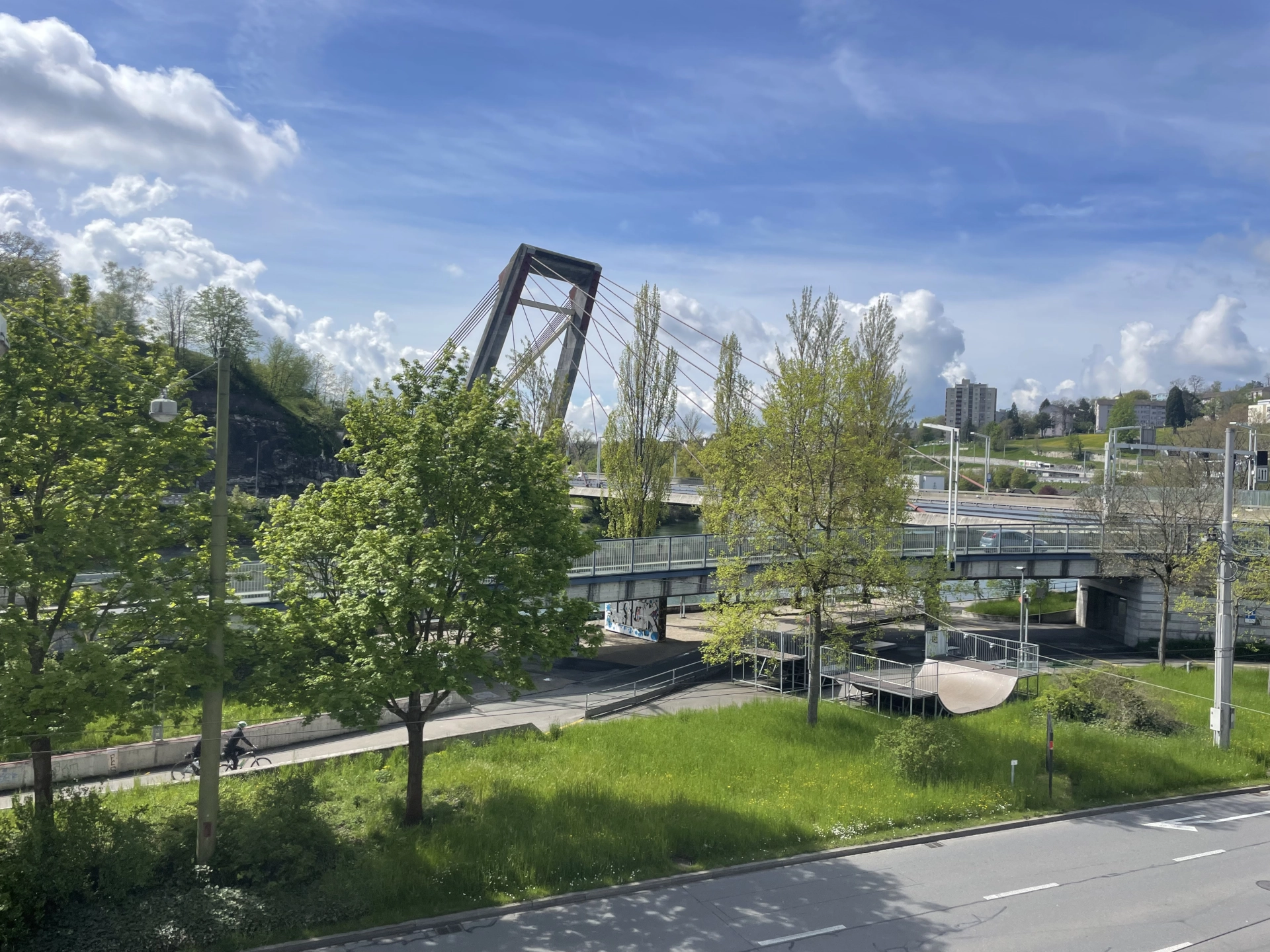 Schrägseilbrücke A4 beim Geschäftshaus «Zum Brüggli» in Schaffhausen